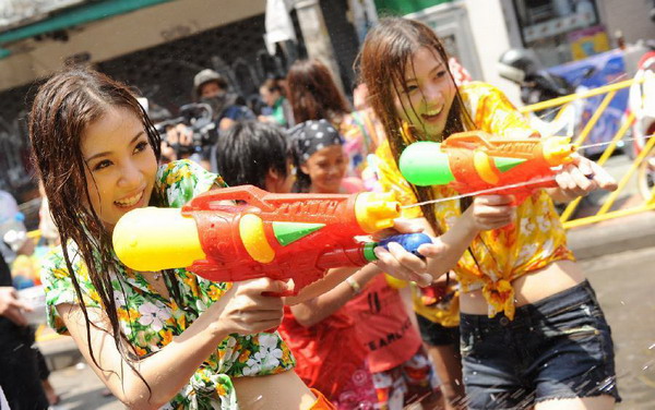 Thsam gia lễ hội té nước Thái Lan
